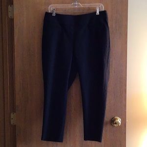 LADIES BLACK APT. 9 BRYNN CAPRIS. SIZE 16. 80% RAYON, 17% NYLON, 3% SPANDEX.